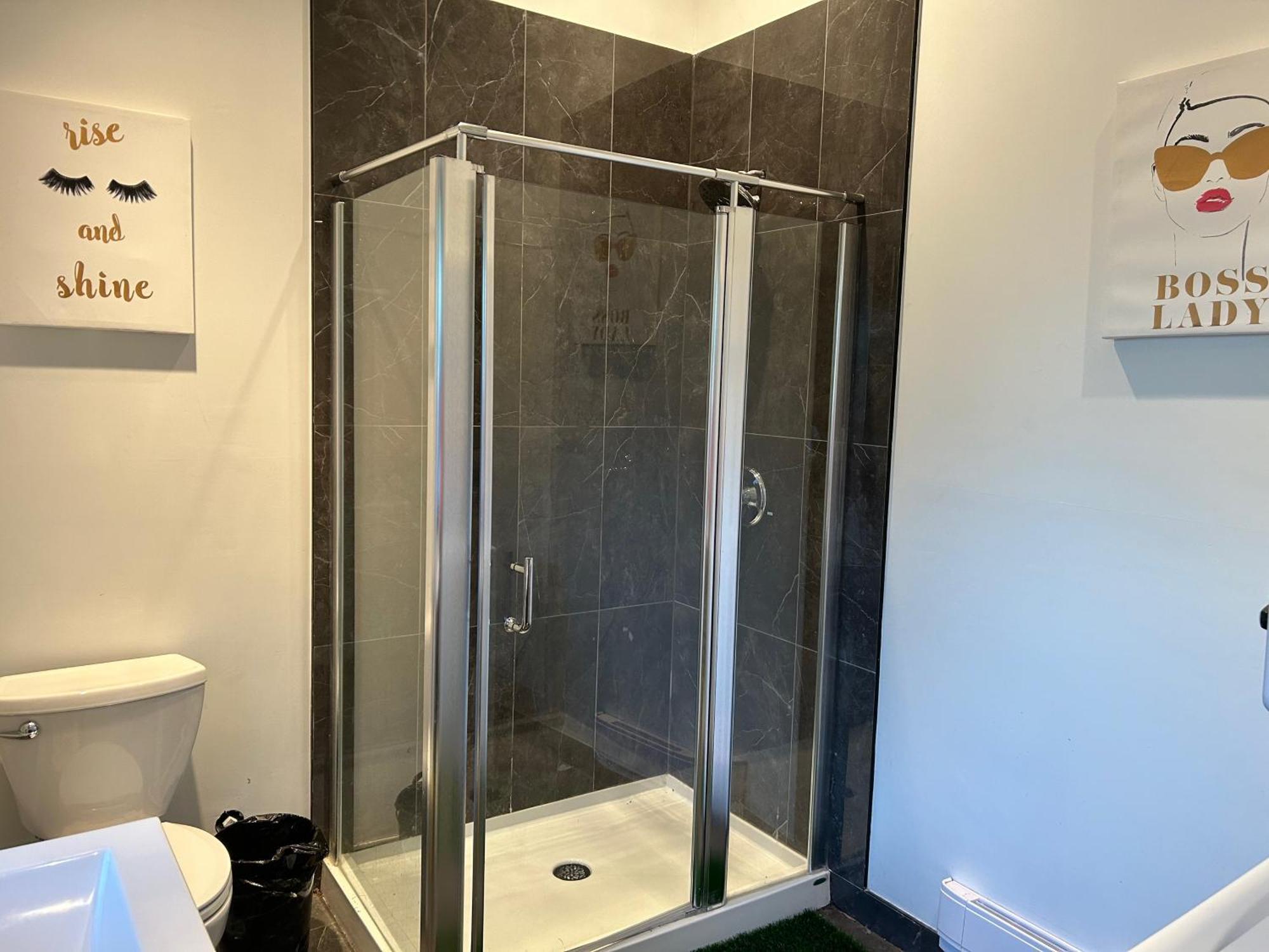 Seymour Private Bedroom, Ensuite Bathroom With Shared Pool, Hot Tub With Views 노스밴쿠버 외부 사진
