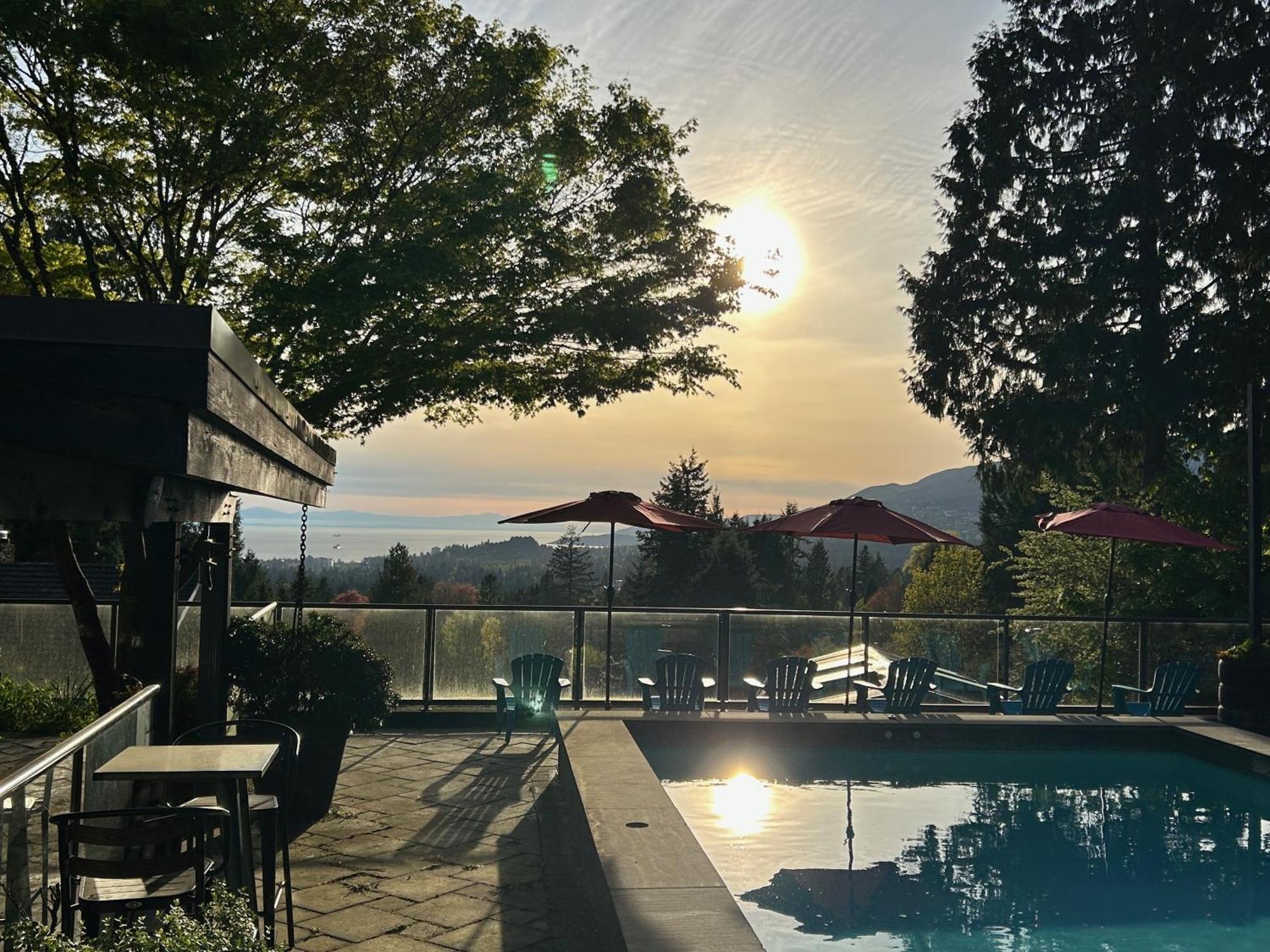 Seymour Private Bedroom, Ensuite Bathroom With Shared Pool, Hot Tub With Views 노스밴쿠버 외부 사진