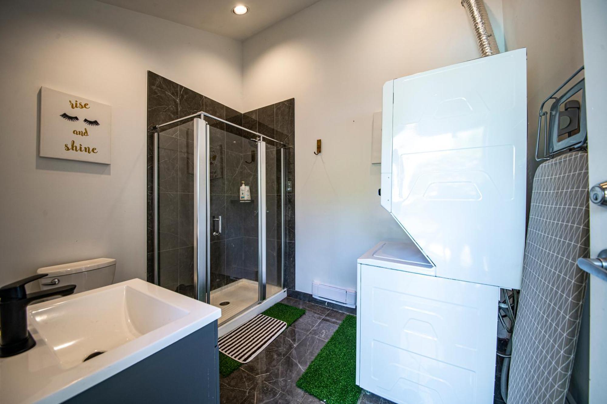 Seymour Private Bedroom, Ensuite Bathroom With Shared Pool, Hot Tub With Views 노스밴쿠버 외부 사진