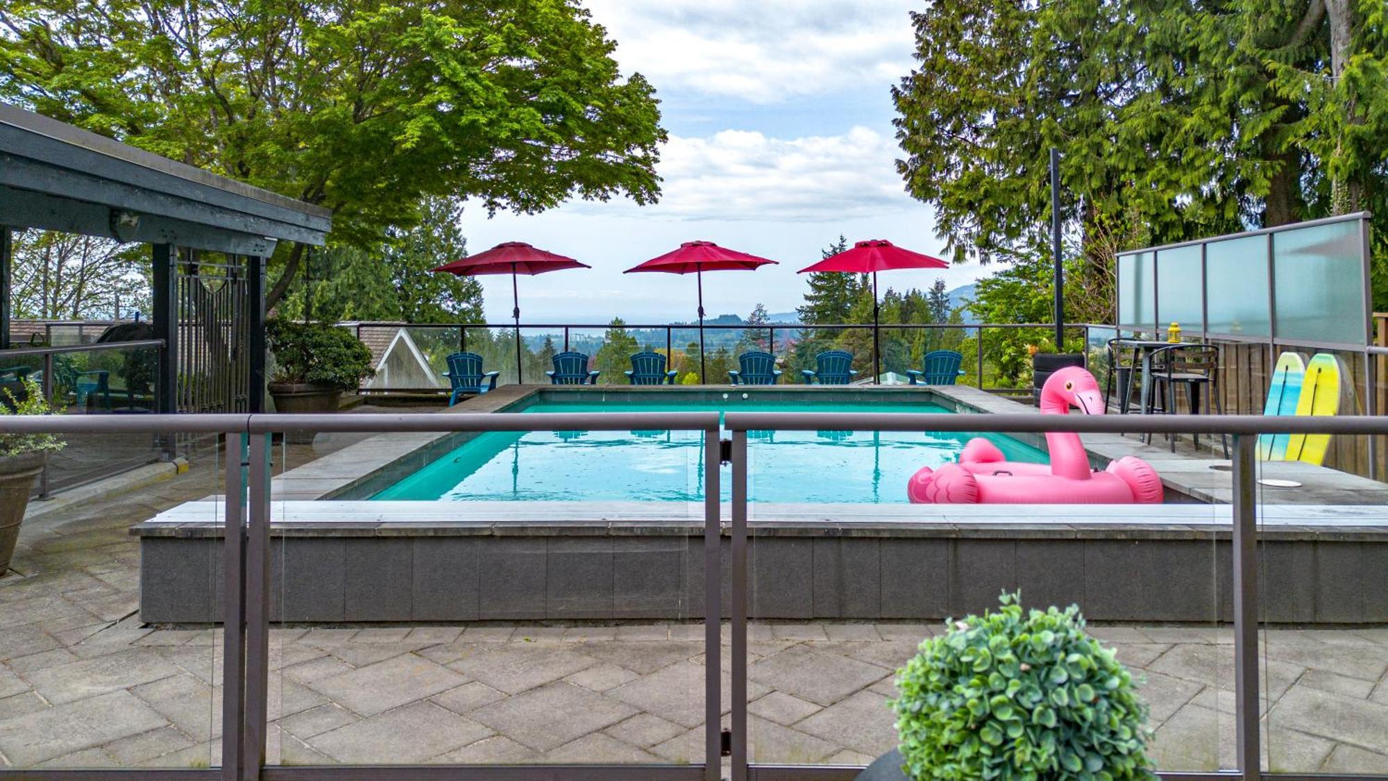 Seymour Private Bedroom, Ensuite Bathroom With Shared Pool, Hot Tub With Views 노스밴쿠버 외부 사진